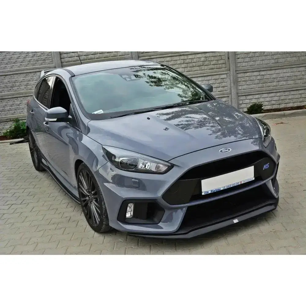 Frontsplitter til Ford Focus 3 RS V.2 vist på grå sportsbil med sorte luftinntak og RS-merke.