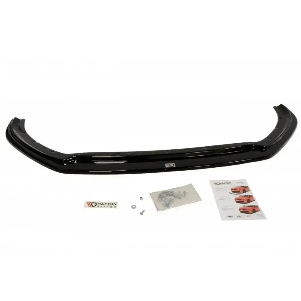 Front splitter til Ford Focus 3 RS V.3 i sort plast med monteringsutstyr og manual på hvit bakgrunn.