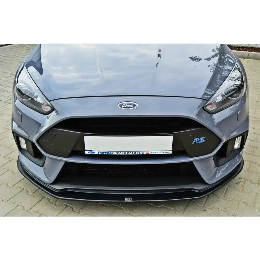 Frontsplitter til Ford Focus 3 RS V.3 i grått med sorte detaljer og RS-logo, sett forfra på brostein.