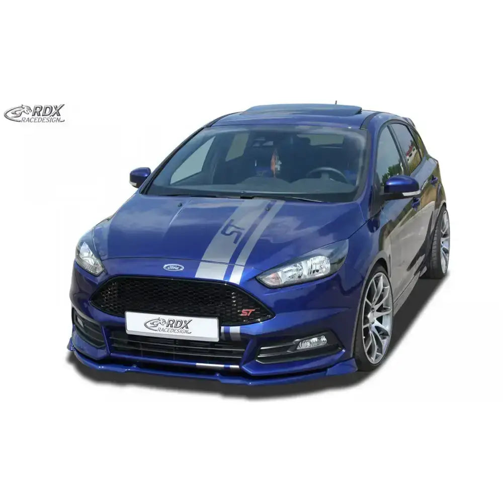 Frontspoiler på blå Ford Focus 3 ST 15- med sølvstriper, aluminiumsfelger og hvit bakgrunn.