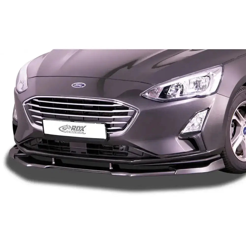 Frontleppe til Ford Focus 4 Vario X, sort plast montert på grå bil, sett forfra i lav vinkel.