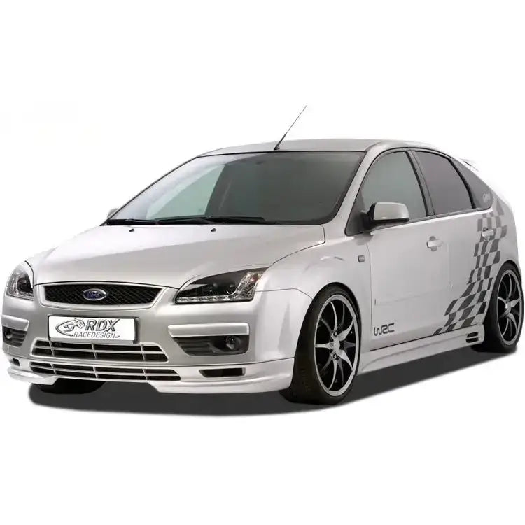 Frontleppe på hvit Ford Focus II 04-12 med sorte felger, senket understell og sjakkmønstrede striper.