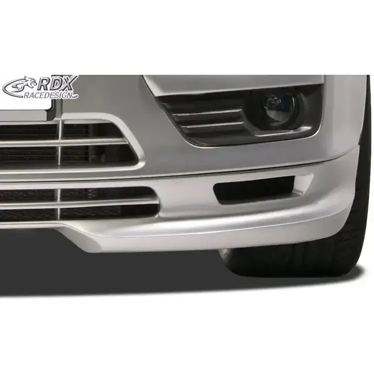 Frontspoiler til Ford Focus II 04-12 i sølvfarget plast med synlige luftinntak og tåkelys.