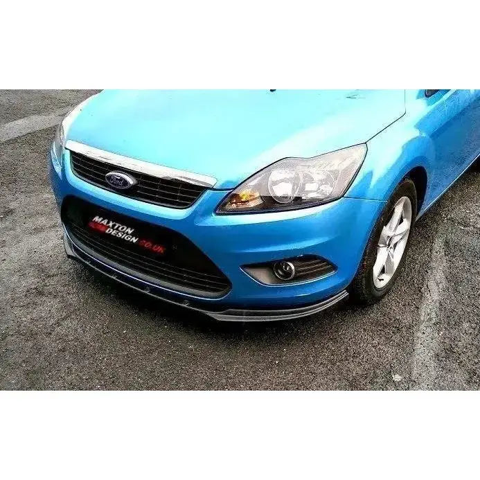 Frontspoiler Ford Focus II Facelift på blå bil med frontfanger, hovedlys og svart grill med kromdetaljer.