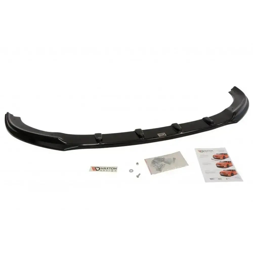 Frontsplitter til Ford Focus II Facelift i sort blank plast, sett ovenfra med skruer, instruksjoner og Maxton-merkelapp.