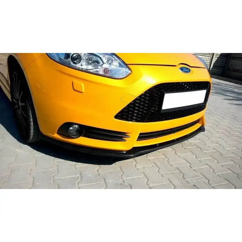 Frontleppe til Ford Focus Mk3 montert under støtfanger på gul bil med sort grill, sett forfra.