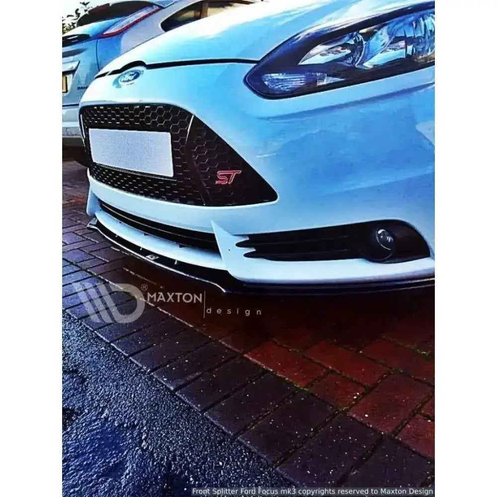 Front lip på Ford Focus Mk3 ST med svart frontsplitter, ST-emblem og sort grill sett forfra.
