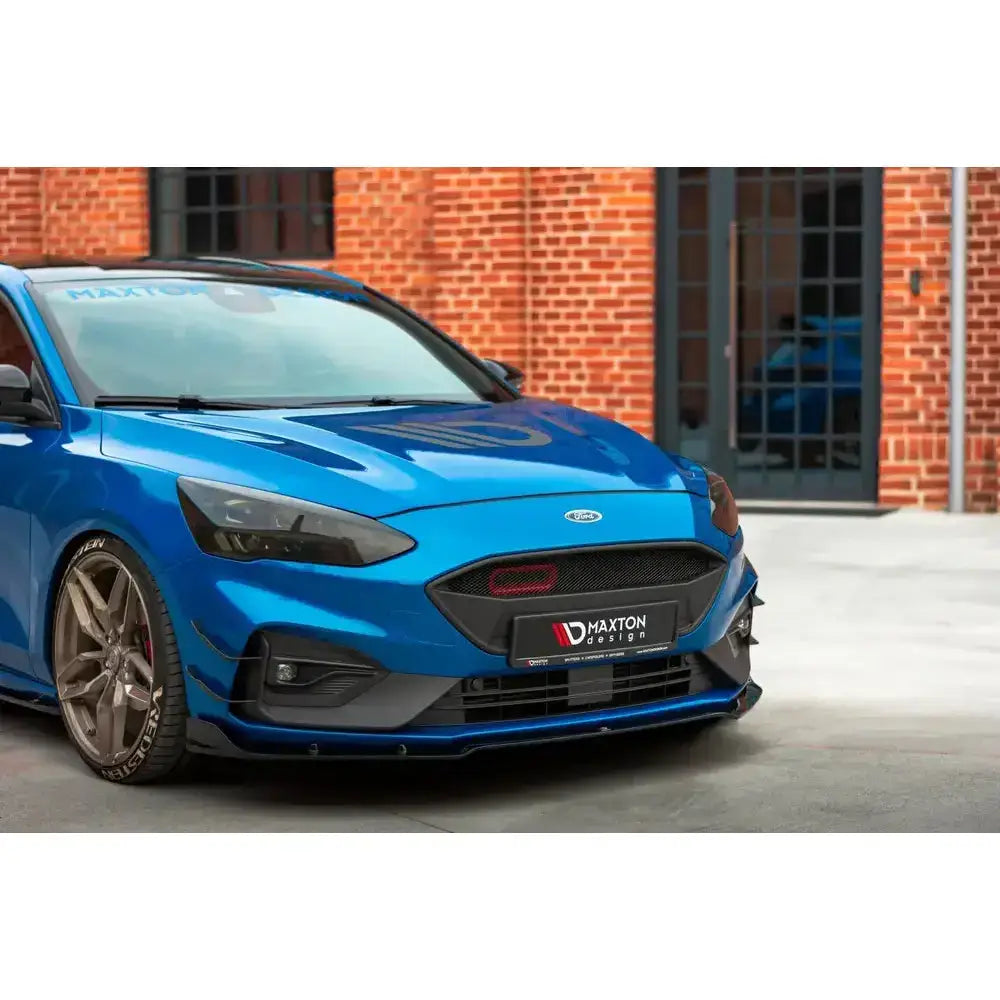 Frontsplitter Ford Focus Mk4 St-Line i blått, sett fra venstre front med sorte detaljer og lav spoiler.