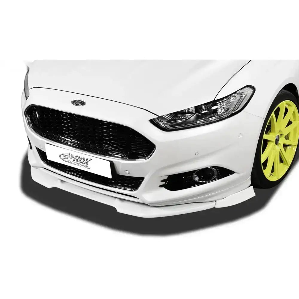 Frontleppe til Ford Mondeo 14- ST-Line montert på hvit bil med sort grill og gule felger, sett forfra.