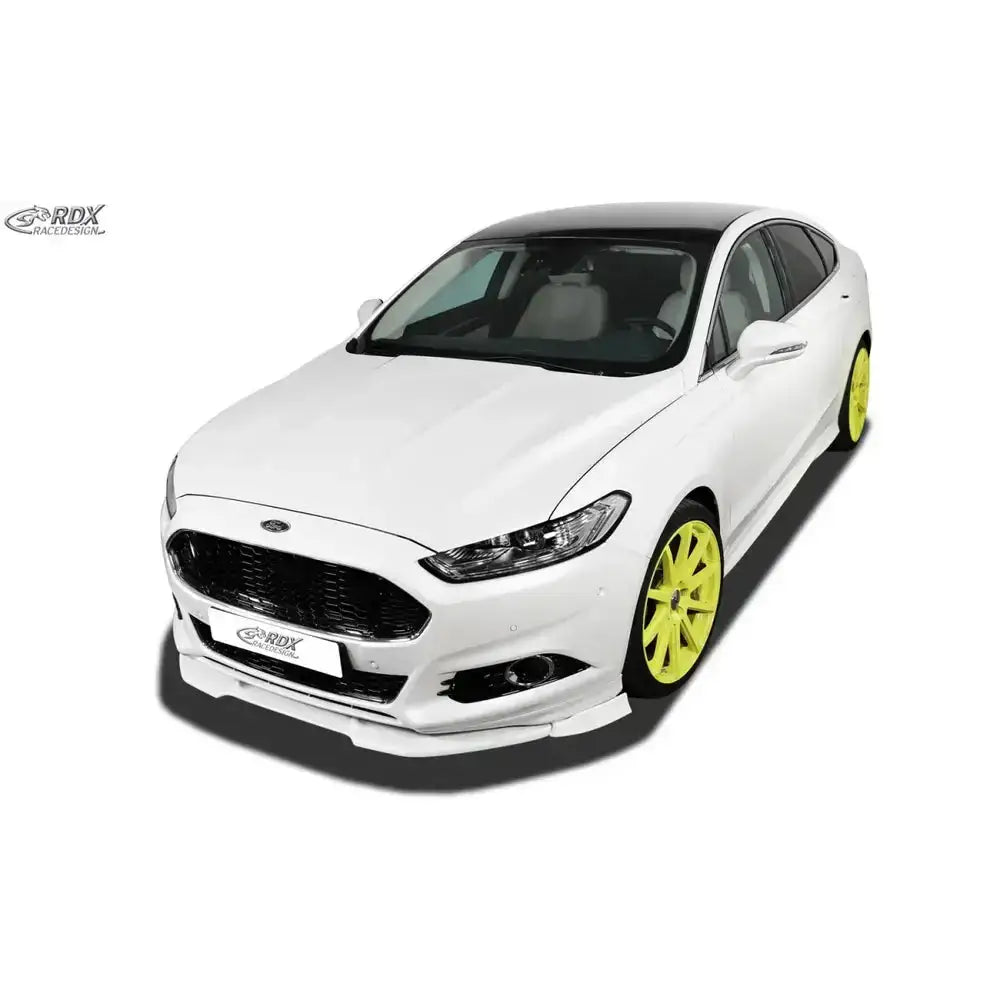 Frontspoiler på hvit Ford Mondeo 14- ST-Line med gule felger og sort tak, sett skrått forfra.