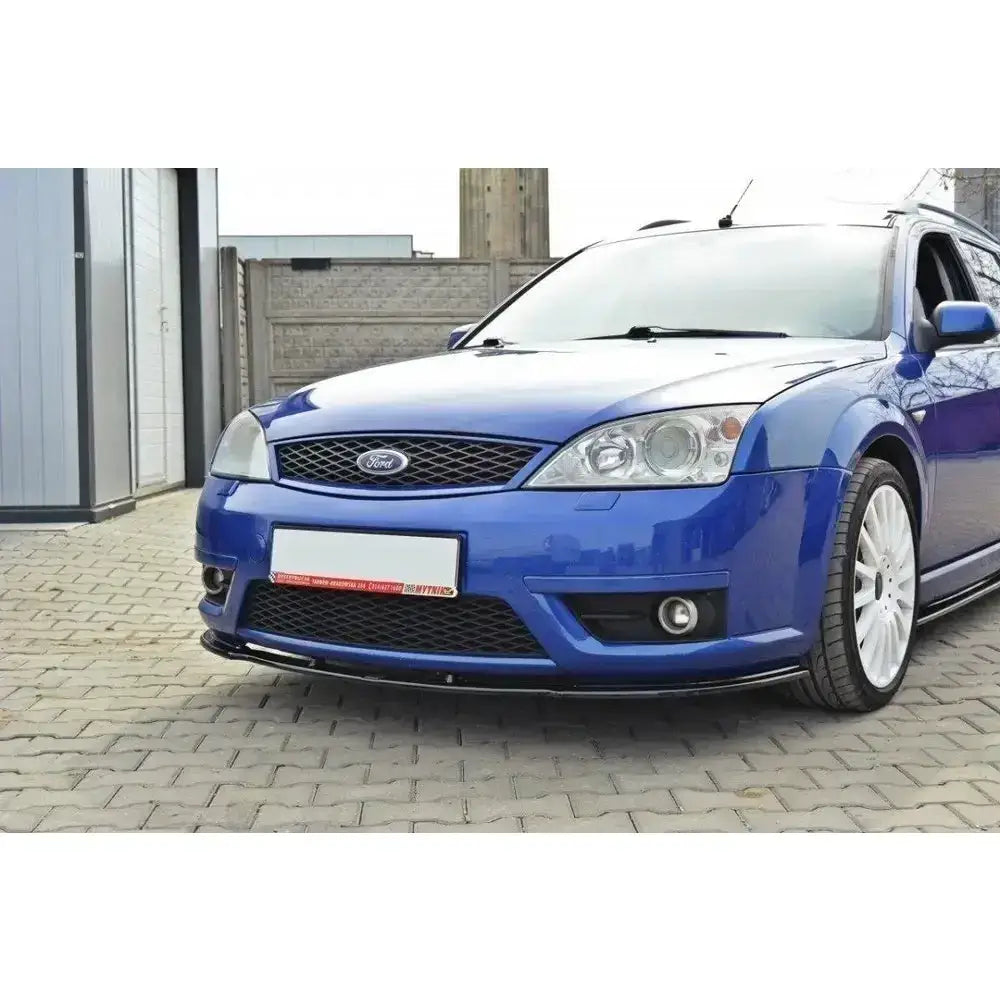 Frontsplitter på Ford Mondeo Mk3 ST220, svart spoiler montert under frontfanger på blå bil.