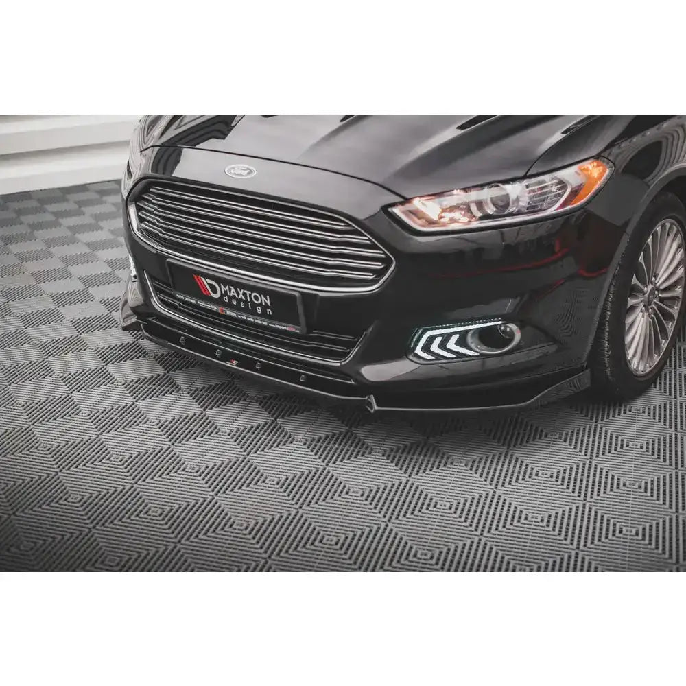 Frontsplitter på Ford Mondeo Mk5 14-19 med sort frontspoiler og LED-lys, sett forfra i halvprofil.