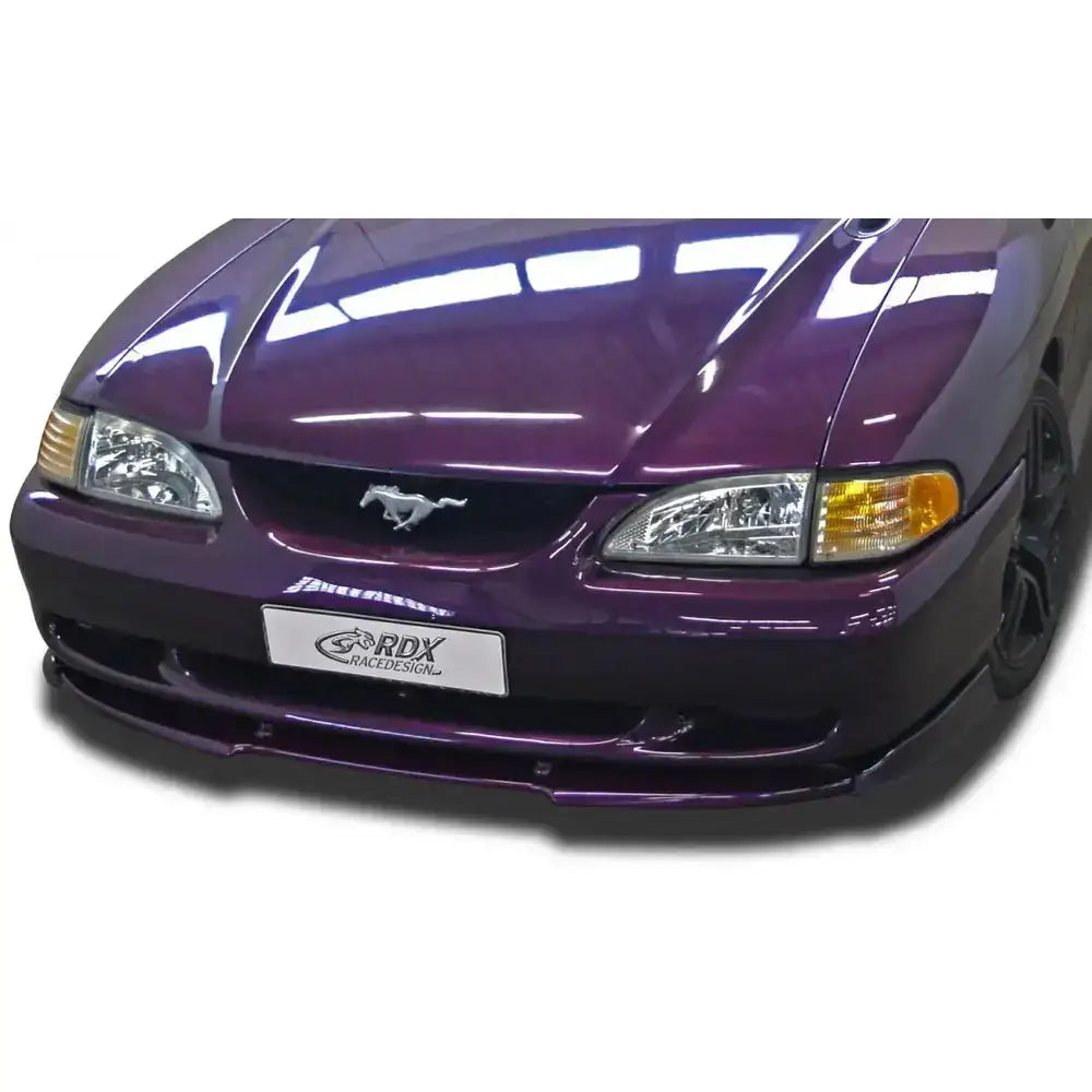 Frontleppe til Ford Mustang IV 94-98, lilla bil med spoiler og mustang-logo sett fra lav vinkel.