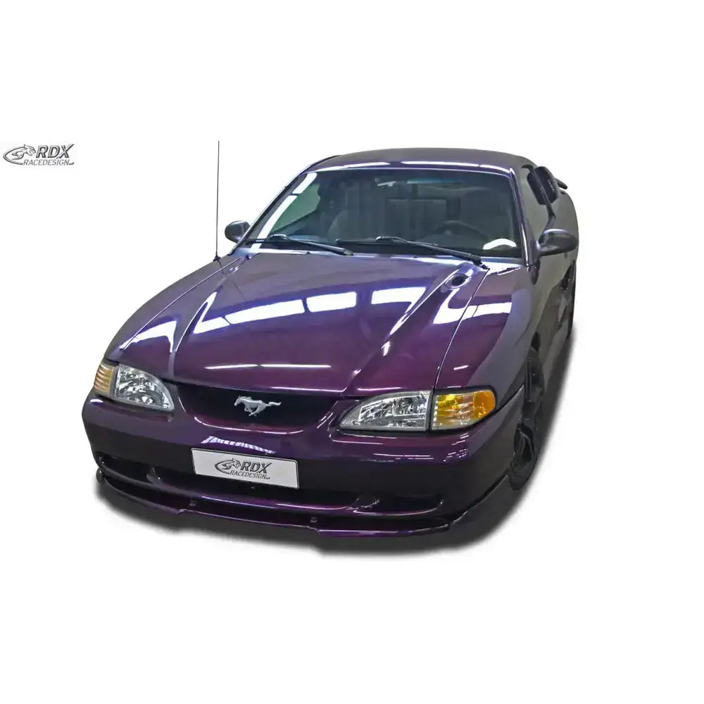 Frontspoiler til Ford Mustang IV 94-98 vist på mørkelilla sportsbil med svarte detaljer, hvit bakgrunn.
