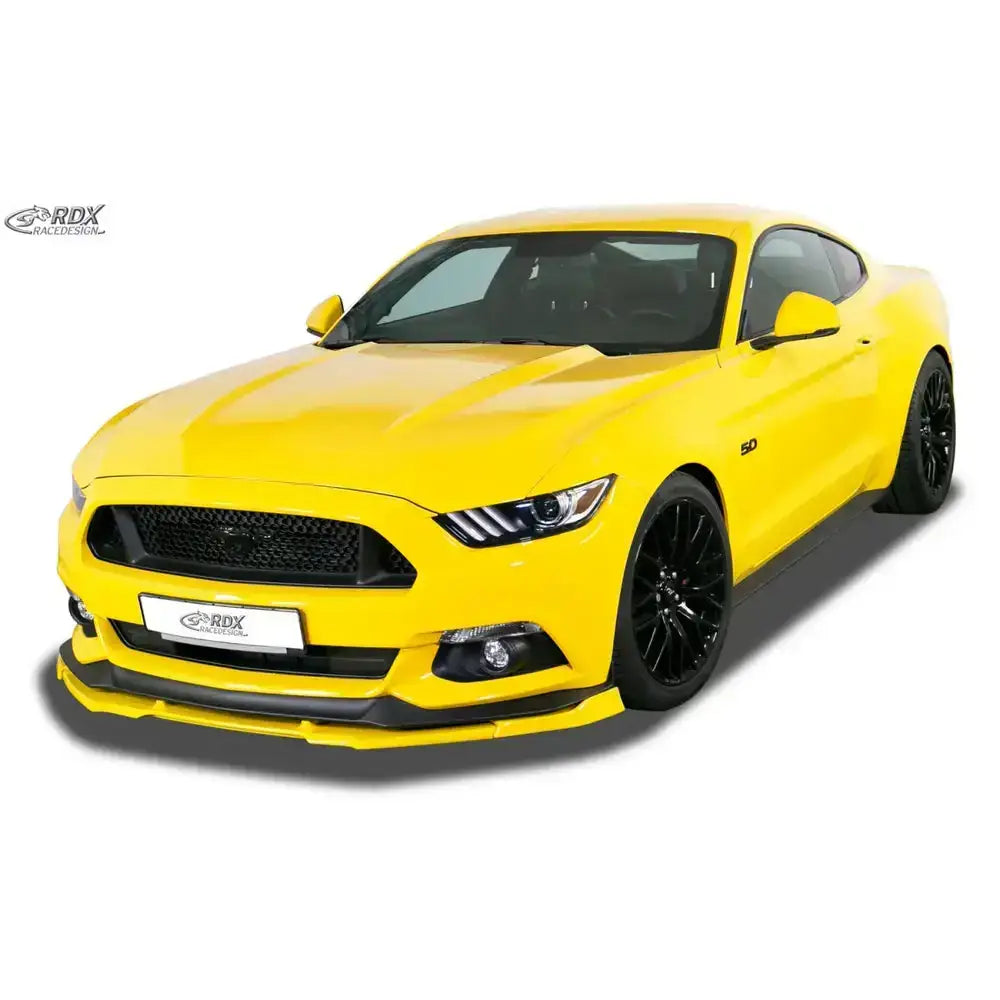 Frontspoiler på Ford Mustang VI 14-18 i gul farge med sorte felger og tydelig grill, skrått forfra.