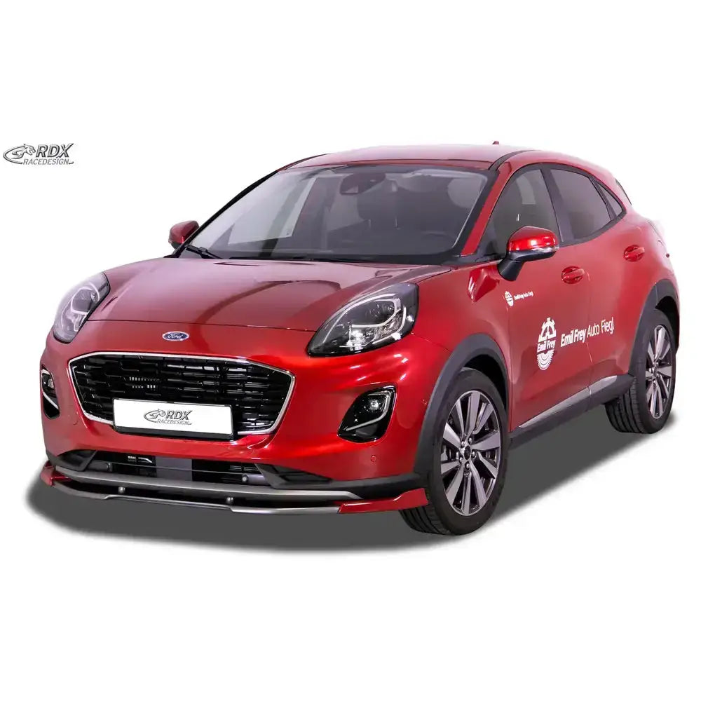 Frontspoiler på rød Ford Puma 20- Titanium med sorte detaljer og sølvfelger, sett fra skrå front.