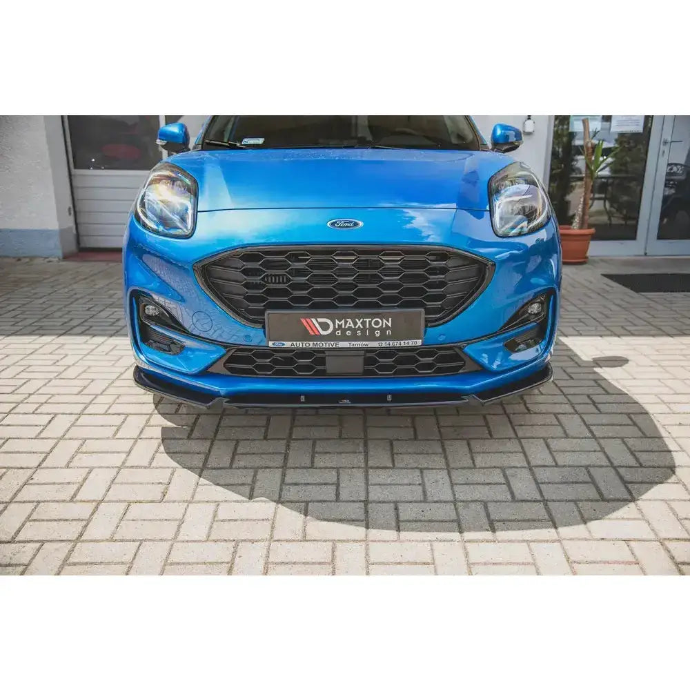 Frontsplitter på Ford Puma ST-Line med sort bikubemønstret grill og markerte detaljer i fronten.