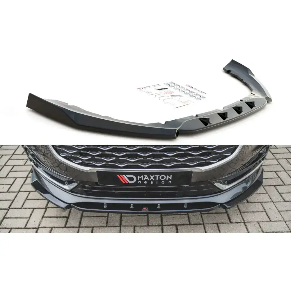 Frontleppe til Ford S-Max Mk2 Facelift vist i svart plast fra skrå vinkel og montert på bilfront.