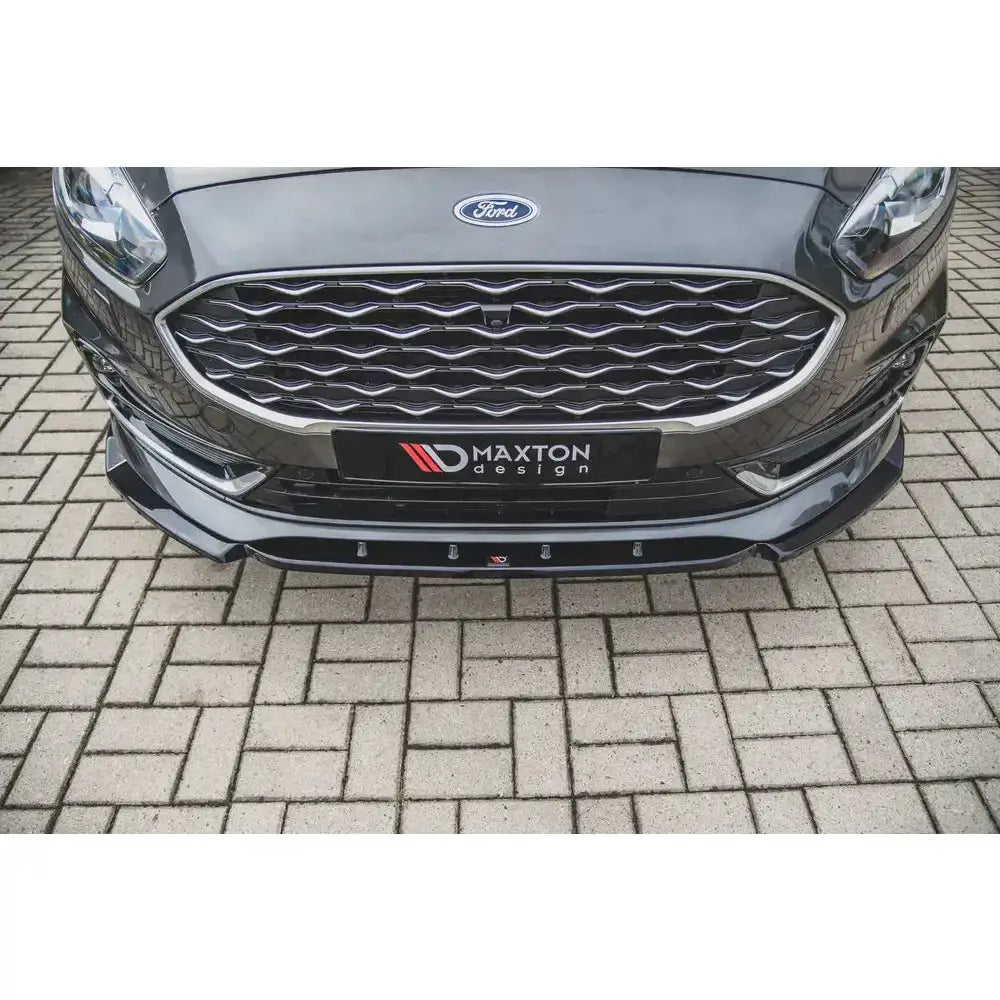 Frontspoiler til Ford S-Max Mk2 Facelift montert under støtfanger på svart bil med sølv grill.