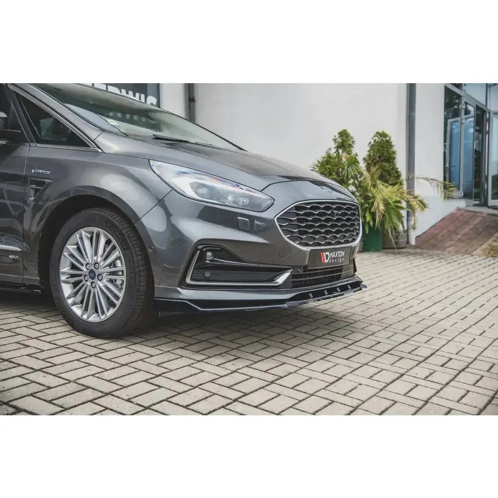 Front lip på Ford S-Max Mk2 Facelift, sort frontsplitter under grå støtfanger, sett fra venstre front.