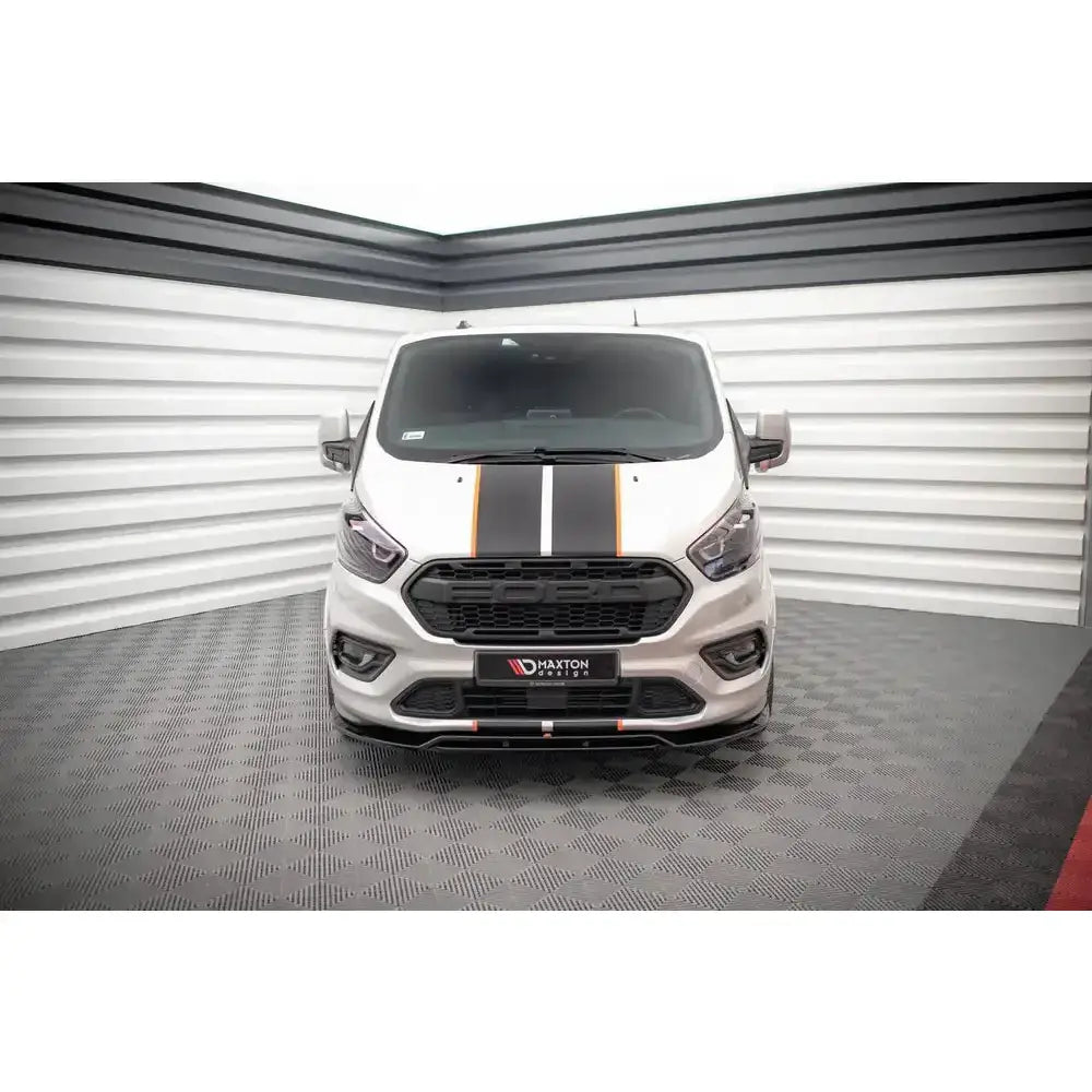Frontspoiler på Ford Transit Custom ST-Line Mk1 Facelift med sorte og oransje striper og sportslig front.