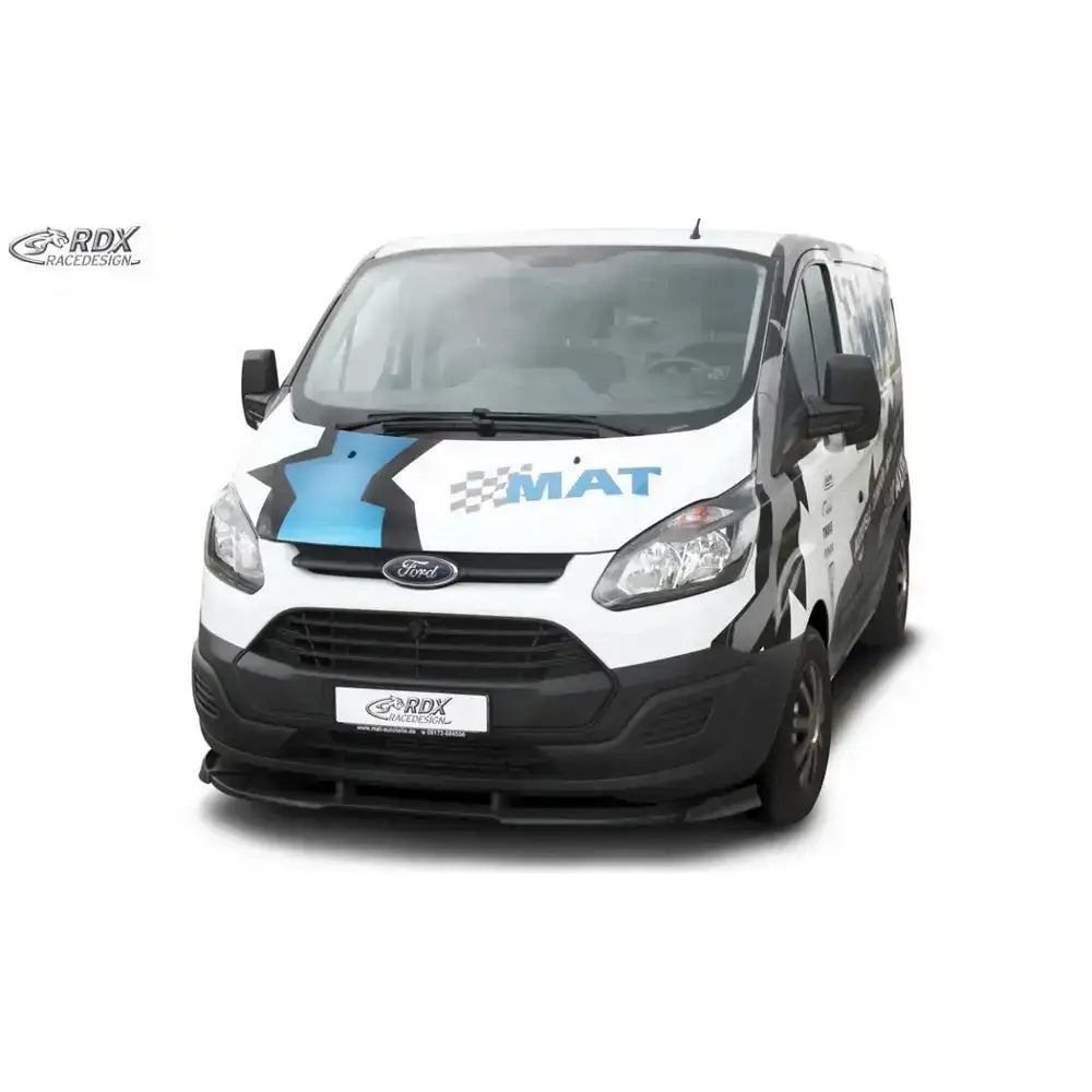 Frontspoiler på hvit Ford Transit Custom med sorte og blå dekaler, sett rett forfra.