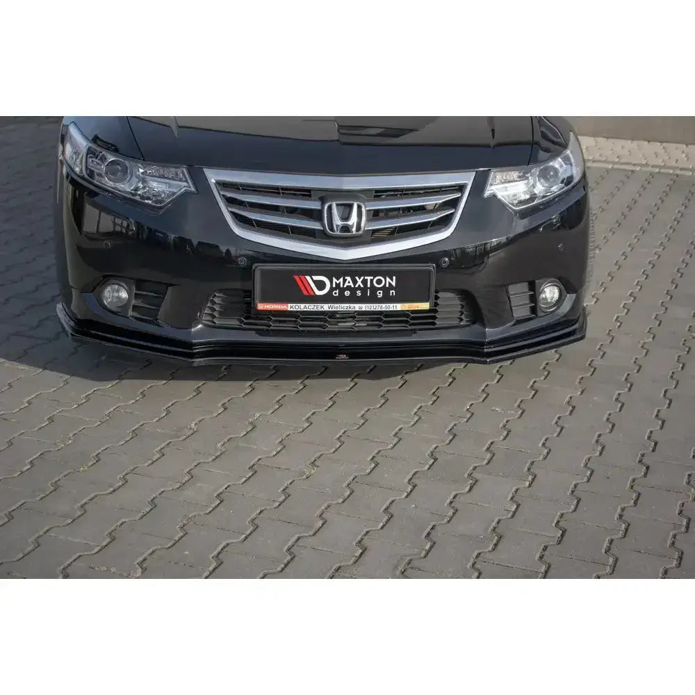Frontspoiler til Honda Accord VIII CU Facelift, sort, montert under støtfanger på grå belegningsstein.