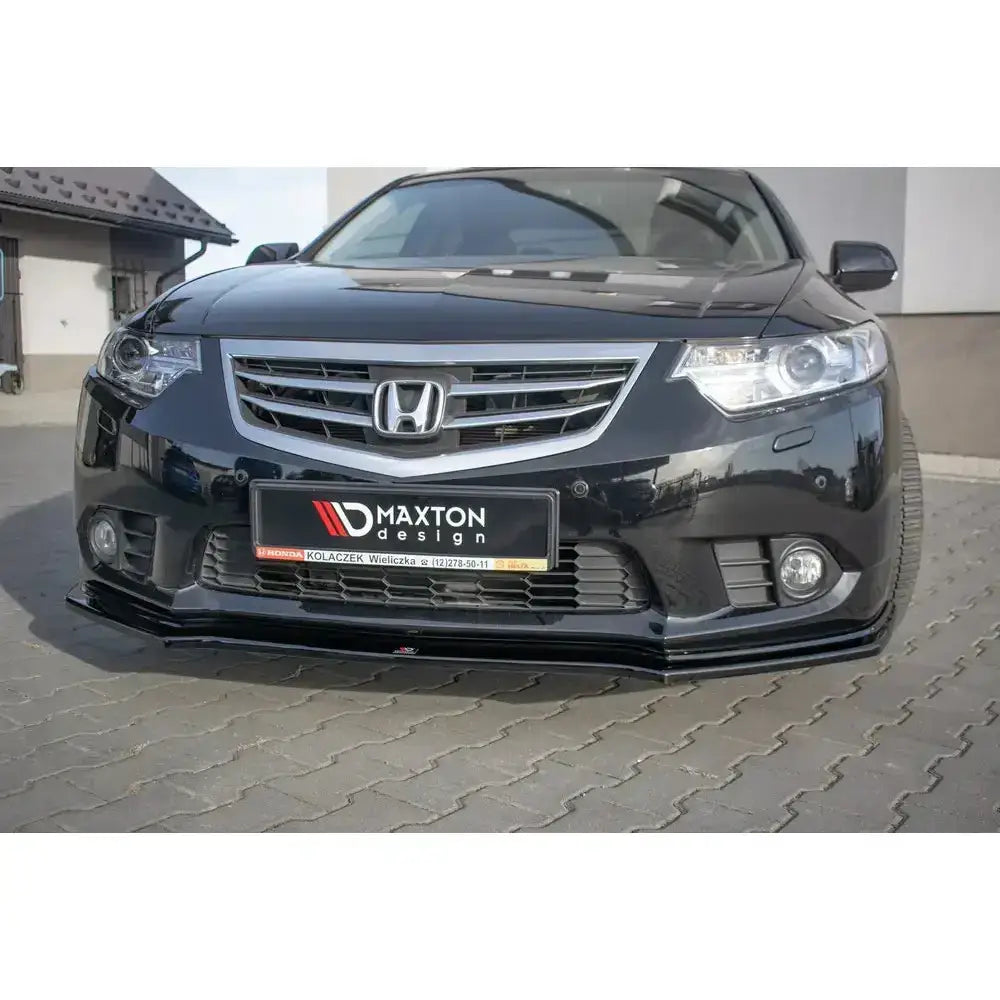 Frontsplitter til Honda Accord VIII Facelift montert på svart bil med Maxton Design-logo på skiltet.