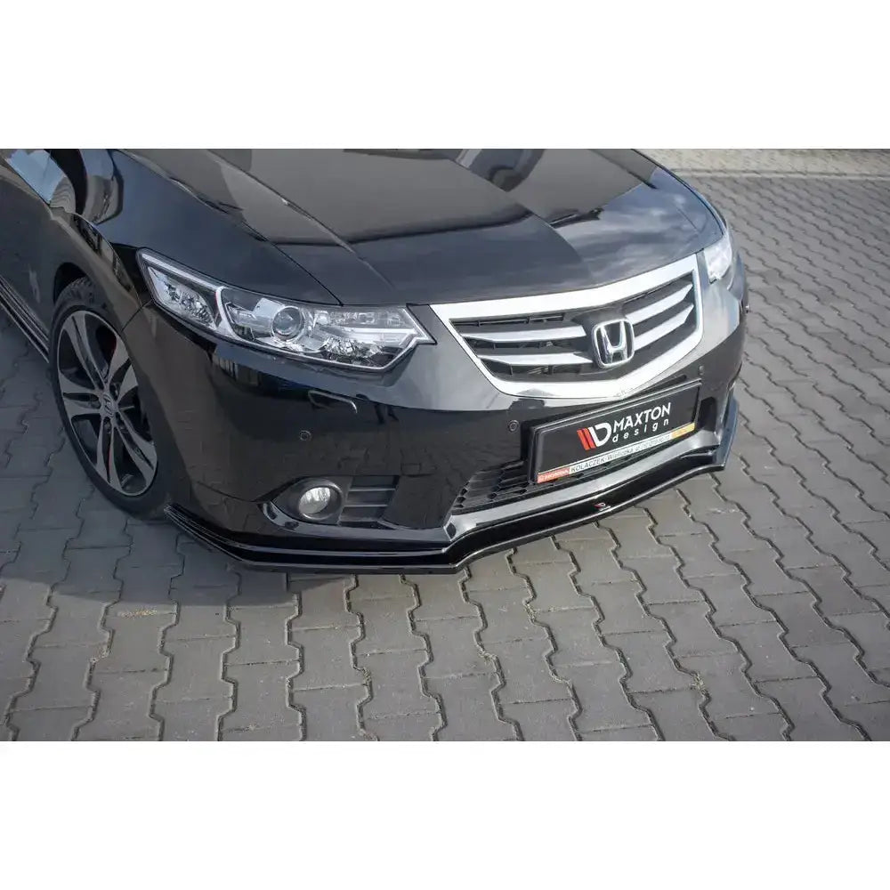 Front splitter til Honda Accord VIII facelift, nærbilde med fokus på blank sort frontsplitter og grill.