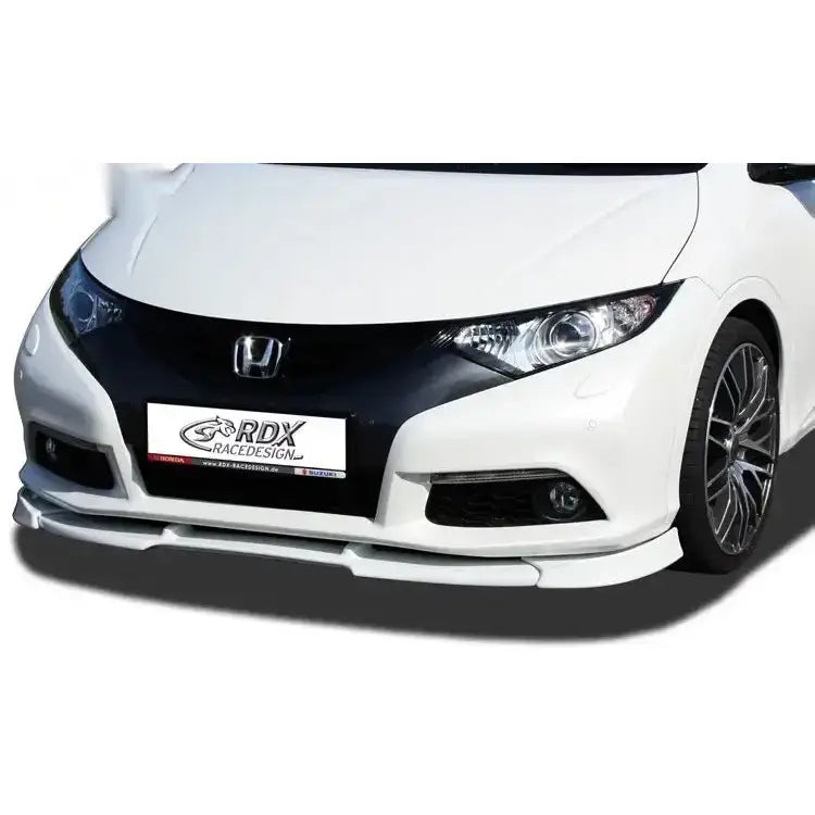 Frontleppe til Honda Civic 12-, hvit spoiler montert foran med svarte detaljer, sett fra skrått perspektiv.