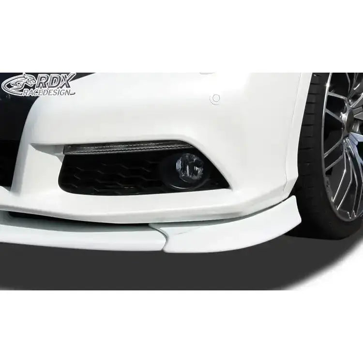 Frontsplitter på hvit Honda Civic 12- med grill, tåkelys og aluminiumsfelg mot svart bakgrunn.