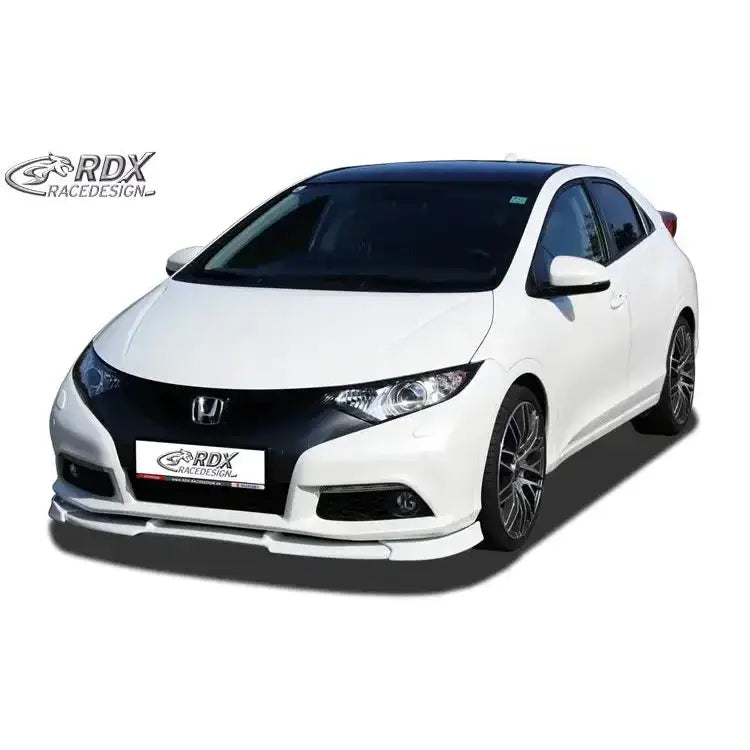 Front lip på Honda Civic 12- med lav sort frontspoiler og sportslige felger, sett skrått forfra.
