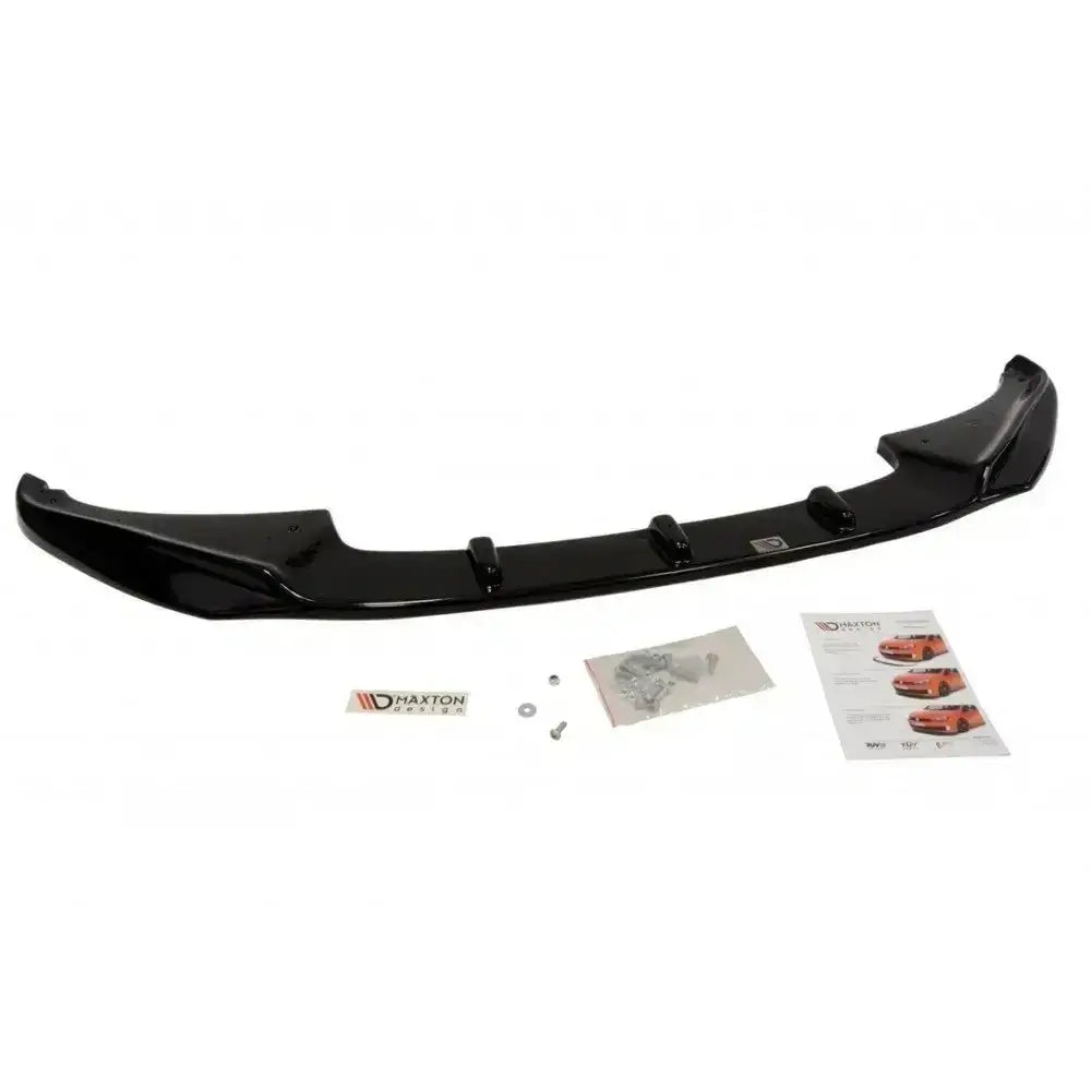 Frontspoiler til Honda Civic Mk8 facelift med monteringsutstyr og instruksjoner på hvit bakgrunn.