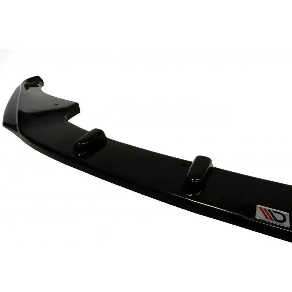 Frontsplitter til Honda Civic Mk8 facelift, svart glanset med festeanordninger og logo, sett fra skrå vinkel.