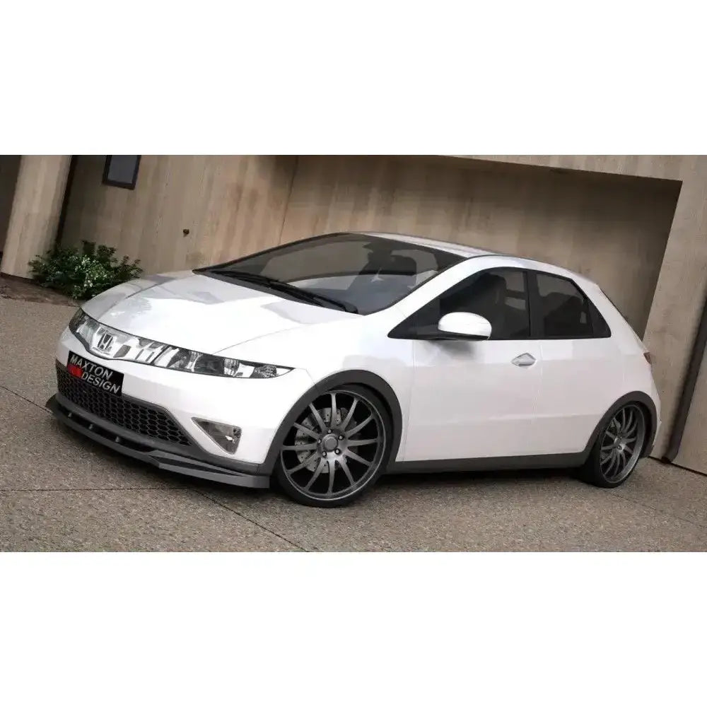 Frontleppe Honda Civic Mk8 preface montert på hvit bil med svarte felger og sportslig utseende.