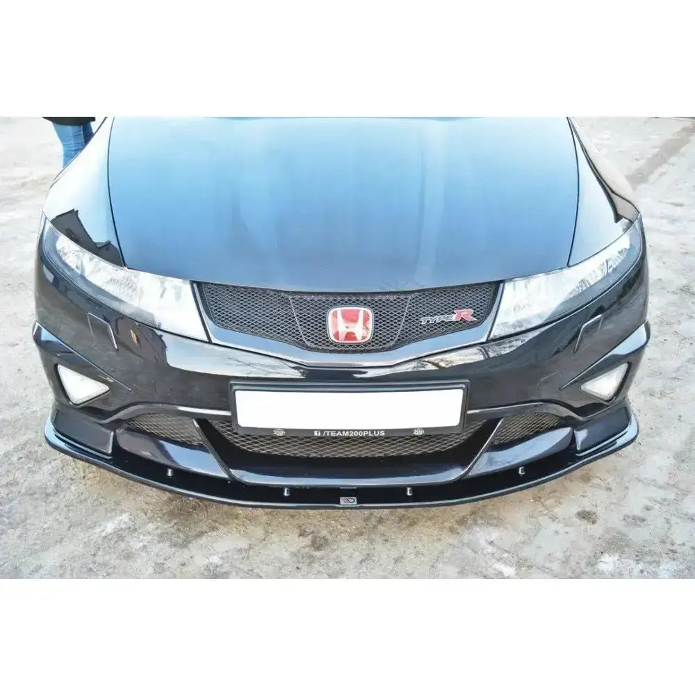 Front lip til Honda Civic VIII Type R GP i sort blank plast montert foran, viser grill og frontskilt.