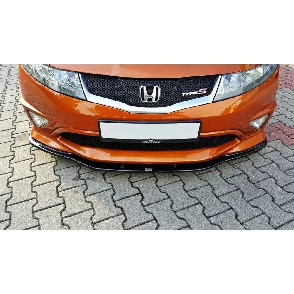 Frontspoiler Honda Civic VIII Type S/R i svart montert under oransje bilens frontfanger.