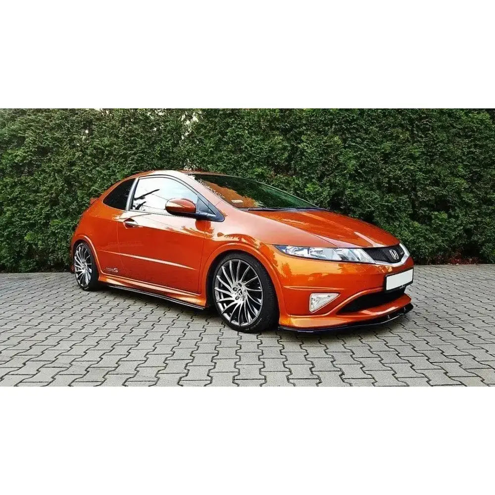 Front lip Honda Civic VIII Type S/R på oransje bil med sideskjørt og sportfelger parkert foran grønn hekk.