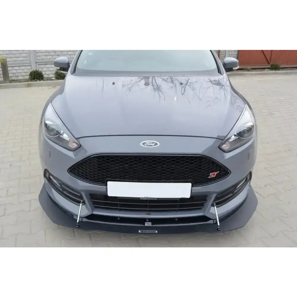 Frontspoiler på Ford Focus ST Mk3 Facelift med sorte detaljer og sølvfargede støttearmer montert under.