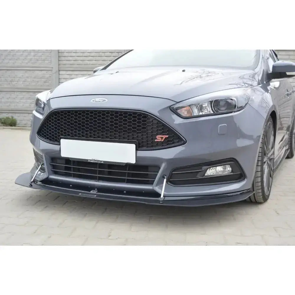 Frontsplitter til Ford Focus ST Mk3 facelift med sorte detaljer og metallstøtter, sett fra lav vinkel.
