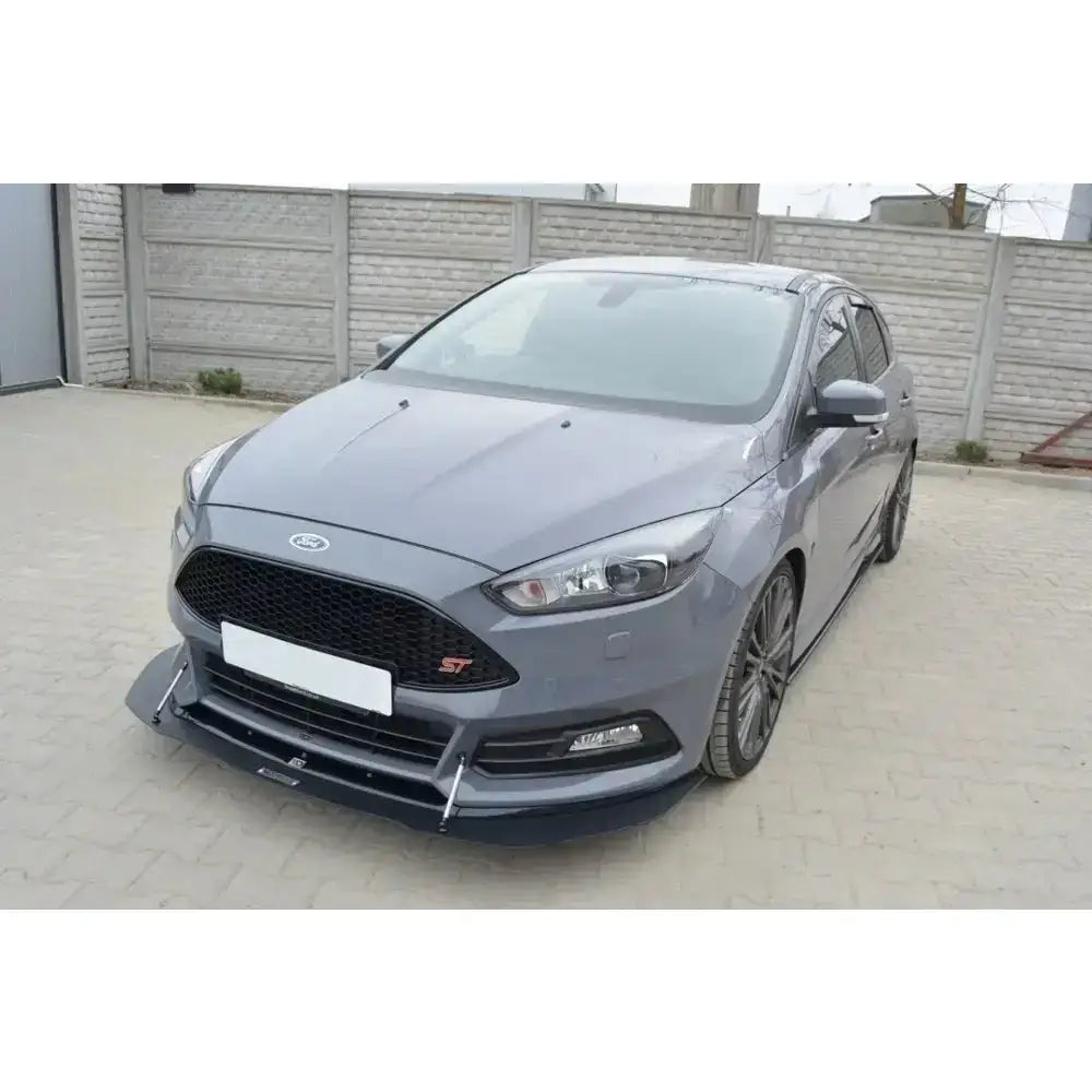 Front lip på Ford Focus ST Mk3 Facelift med sort frontsplitter, støttestag og ST-merke på grillen.