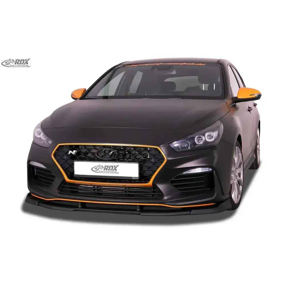 Frontsplitter på svart Hyundai i30 N med oransje detaljer og sportslig design, sett fra fronten.