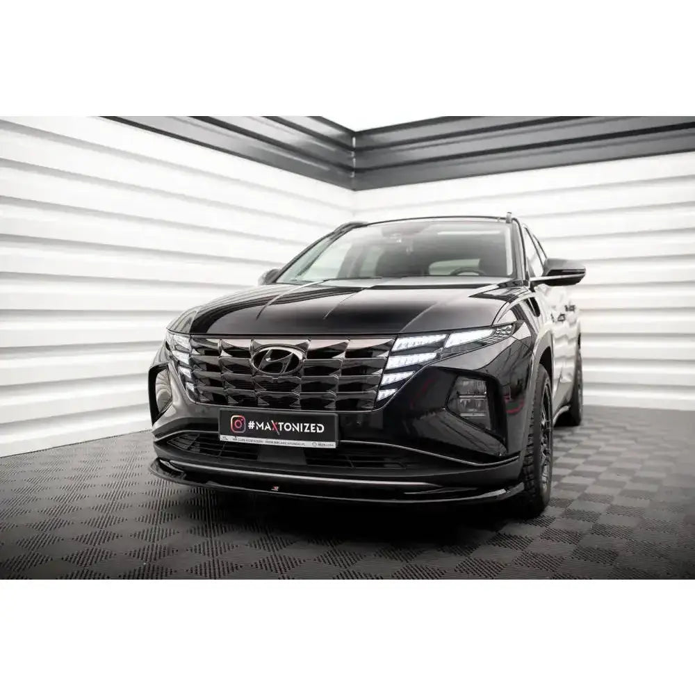 Front lip på Hyundai Tucson 20- Mk4 V.1 montert på svart SUV med LED-lys og blank frontgrill.