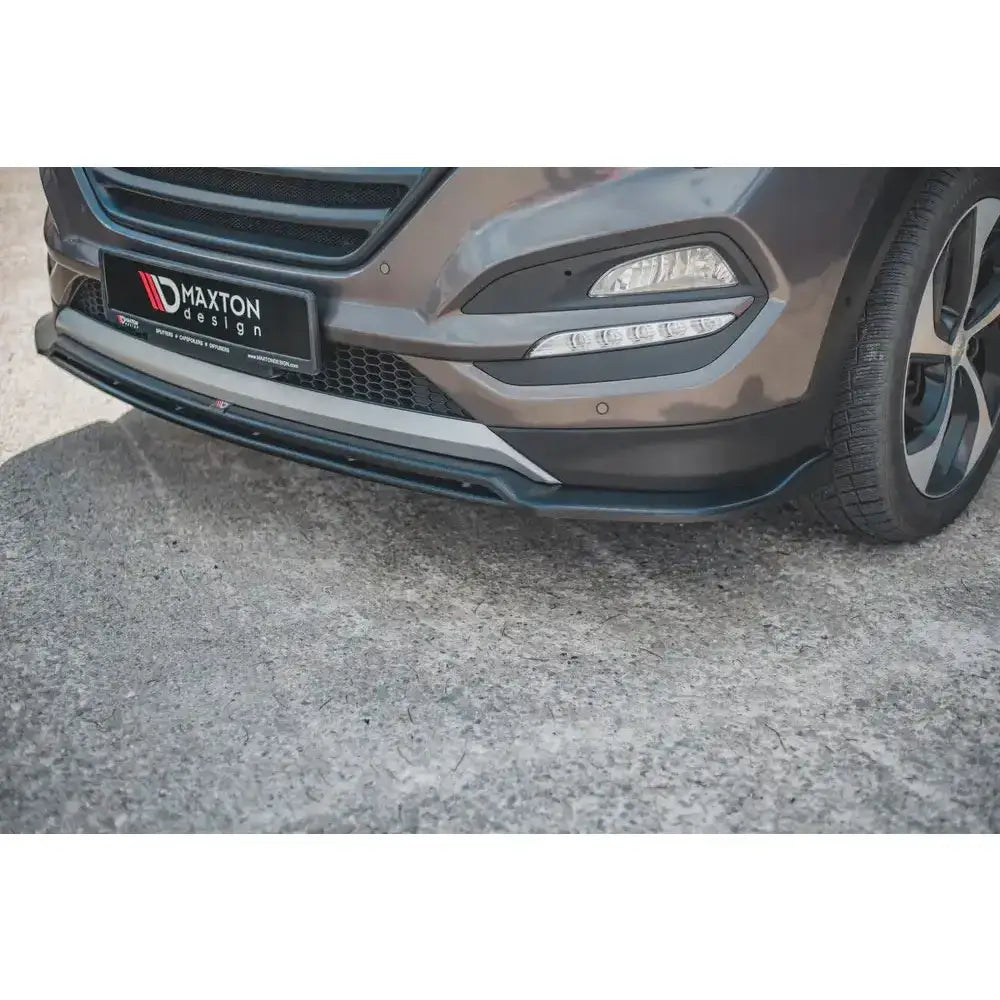 Frontspoiler til Hyundai Tucson Mk3 montert under støtfanger, vist i skrå vinkel mot asfalt.