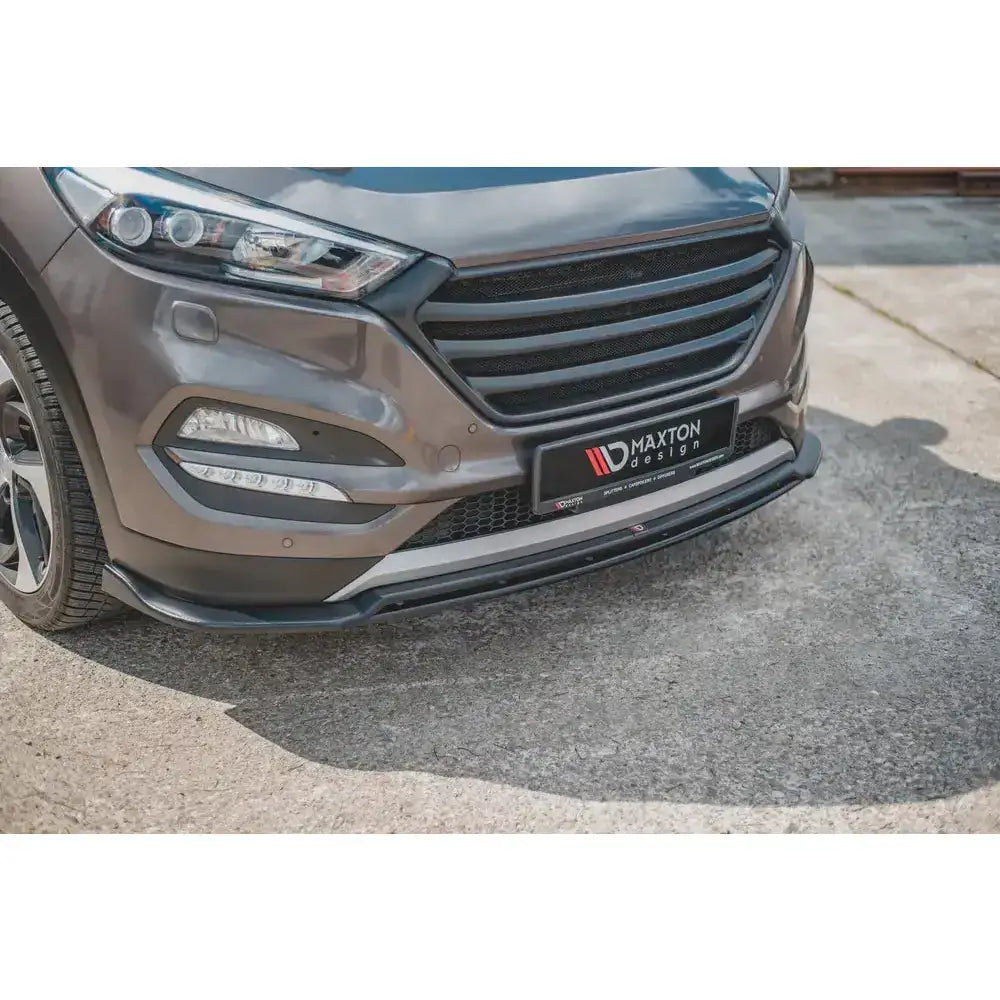 Frontsplitter på grå Hyundai Tucson Mk3 med sort Maxton Design-frontleppe parkert på asfalt.