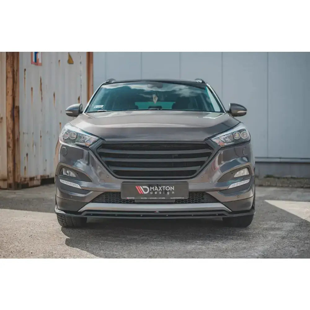 Front lip Hyundai Tucson Mk3 sett forfra med sorte detaljer og Maxton Design-logo på skiltet.
