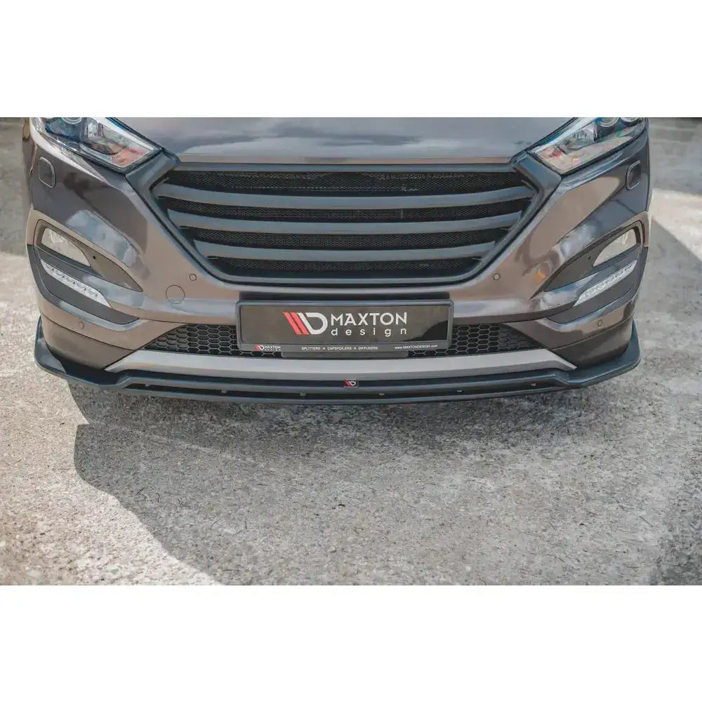Front splitter Hyundai Tucson Mk3 montert på grå bilfront med Maxton Design logo på nummerskiltet.