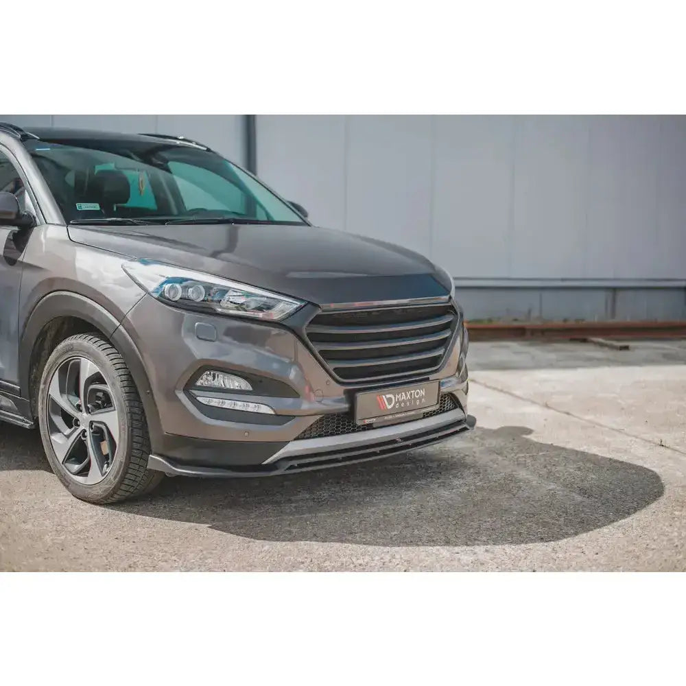 Frontleppe Hyundai Tucson Mk3 sett fra venstre hjørne med sorte detaljer og Maxton Design-skilt.