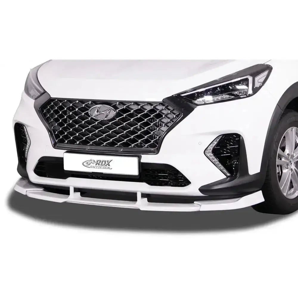 Frontleppe Hyundai Tucson N-Line TL 18-20 montert på hvit bil med sort frontspoiler og diamantgrill.
