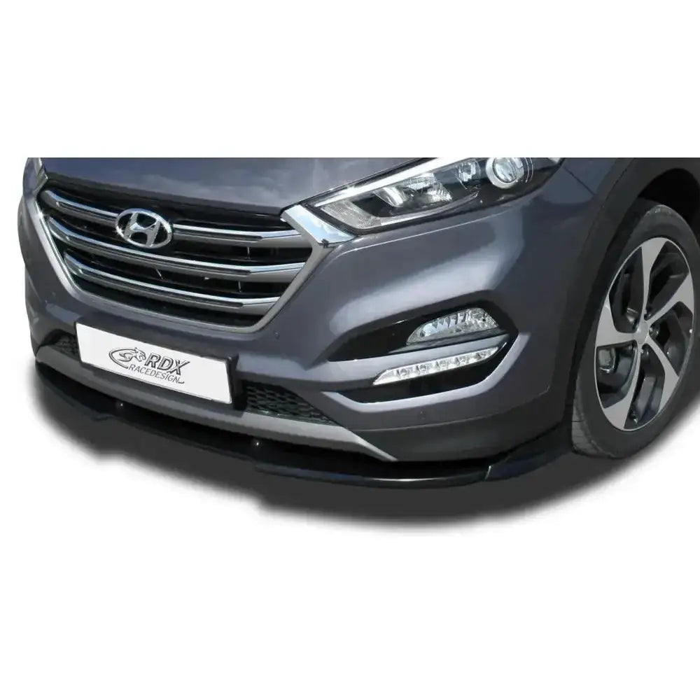 Frontleppe Hyundai Tucson TL 15-18 montert under grå støtfanger med kromdetaljer og tåkelys, skrå vinkel.